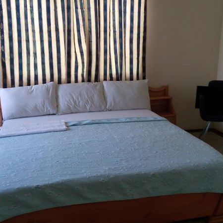 M-R Lodge Mankesim Экстерьер фото