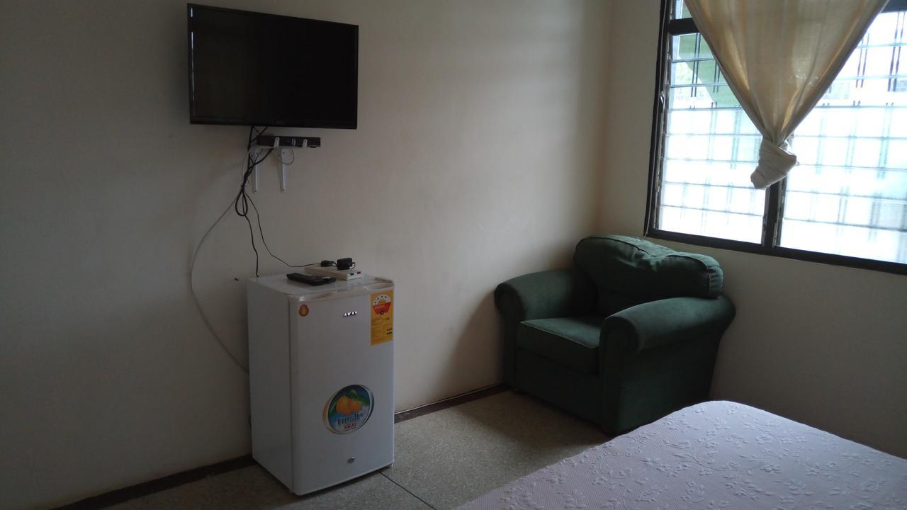 M-R Lodge Mankesim Экстерьер фото